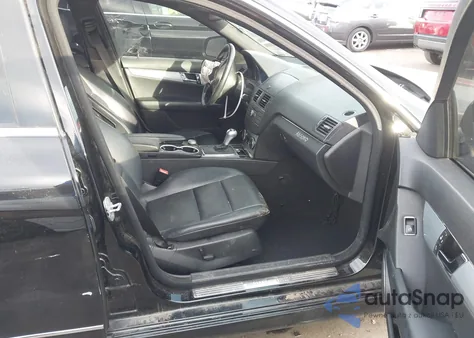 2009 Mercedes-Benz C 300 Luxury/Sport z USA, uszkodzony, nr VIN WDDGF54X19R056206